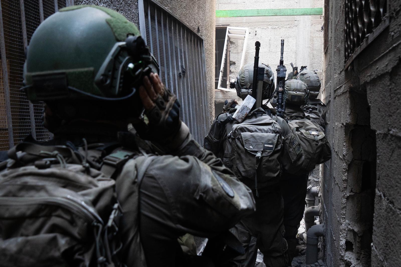 תיעוד ממצלמות חמאס: מחבלים ממלכדים בית לקראת הגעת כוח צה"ל