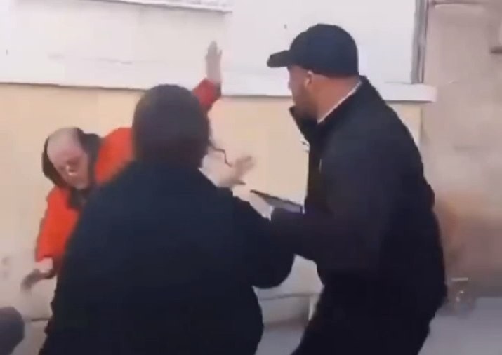 "בעיטות וחניקה": פקח תקף באלימות קשה אזרח בחיפה | צפו