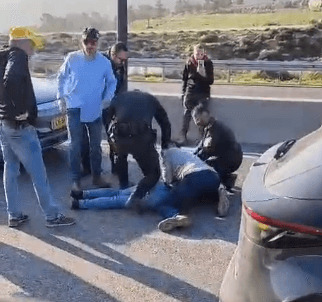 שוטרים בנשקים שלופים: תיעוד דרמטי מרגעי לכידת אחד המחבלים