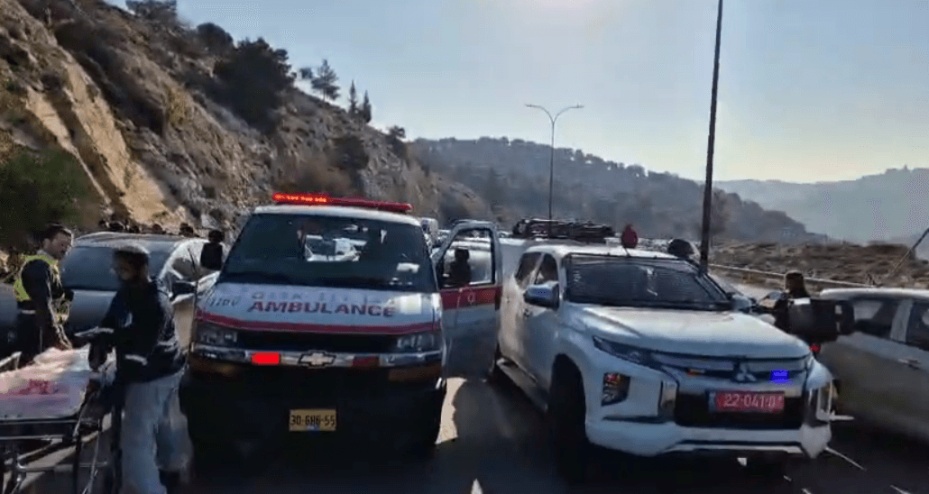 3 מחבלים הגיעו ברכב, יצאו באמצע פקק והחלו לירות לכל עבר