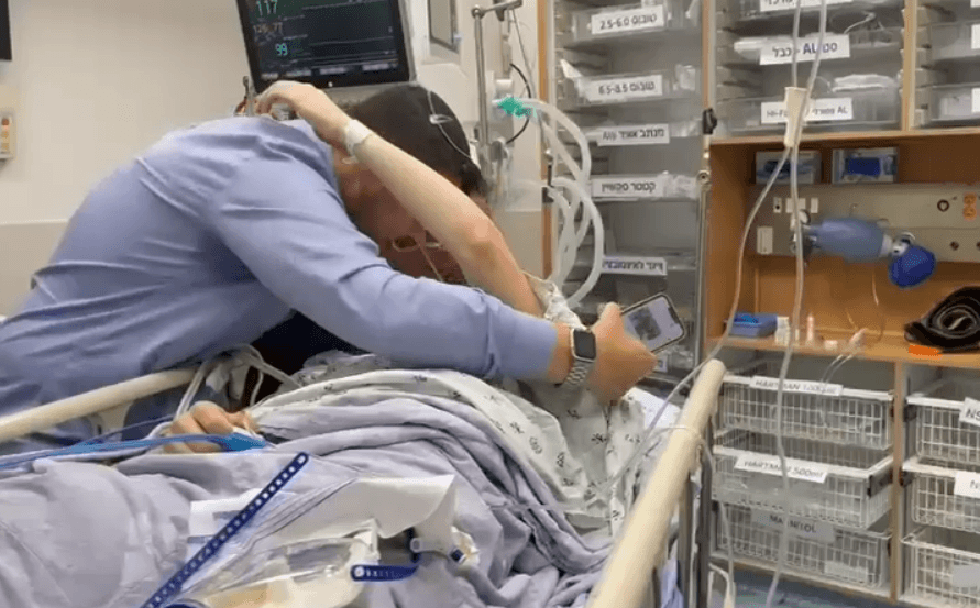 תיעוד מרגש: הלוחם שחיסל את המחבל ונפצע פוגש את הוריו בביה"ח