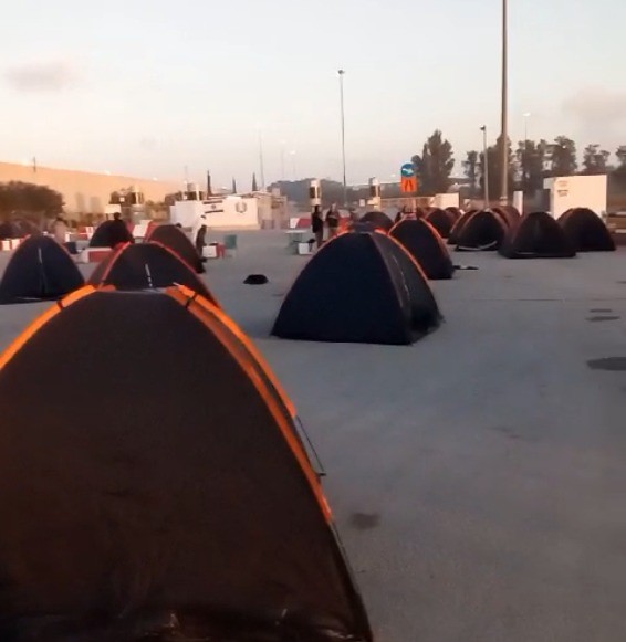 עם עשרות אוהלים: כך חוסמים המפגינים את כרם שלום | תיעוד