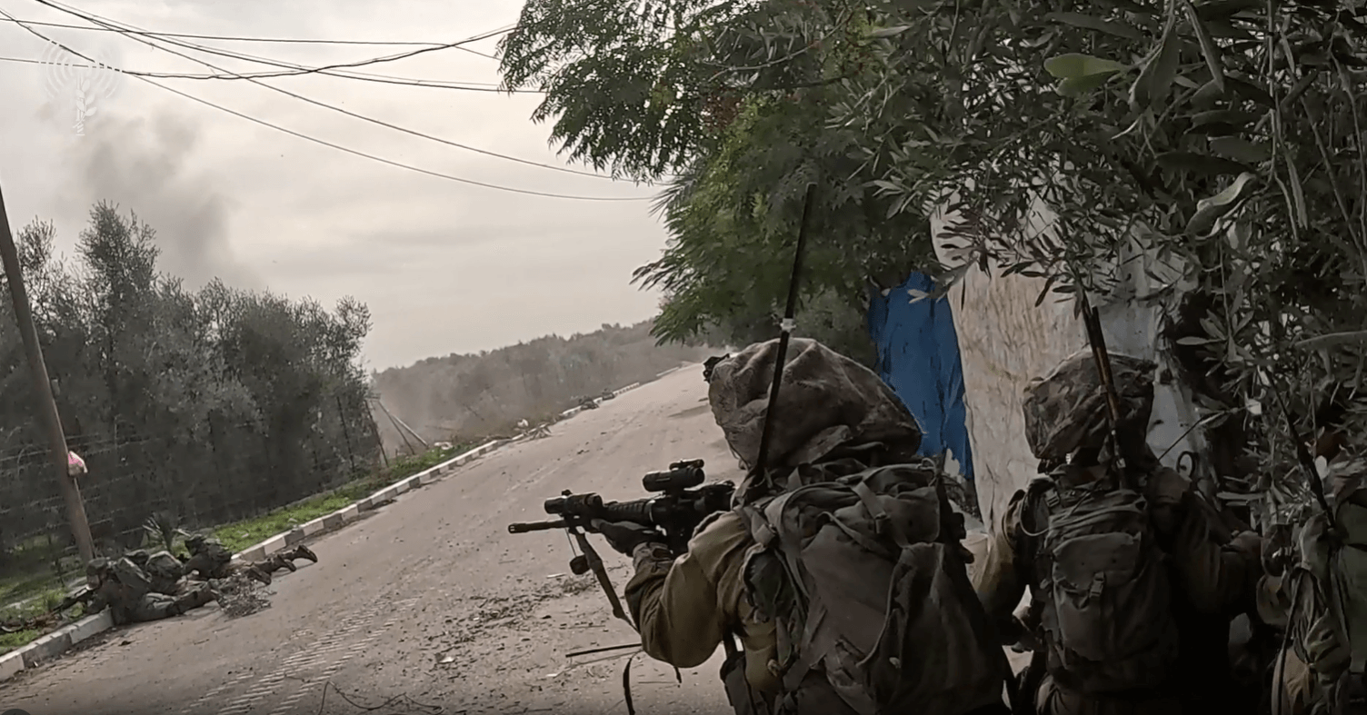 "יורים בהמשך הרחוב": היתקלות לוחמי הצנחנים בחאן יונס | צפו