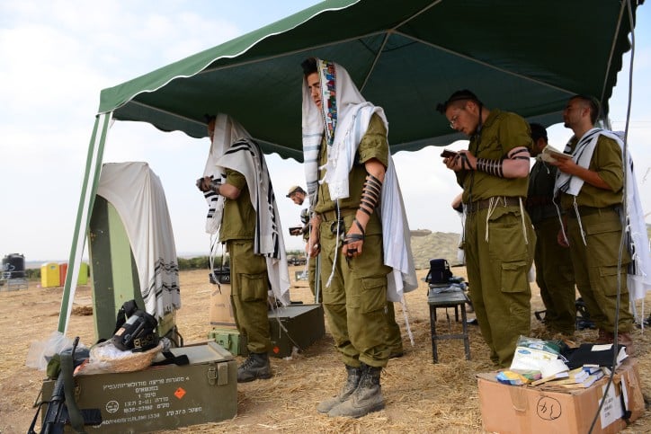 לוחמים עטופים בטלית ותפילין, אילוסטרציה | צילום: פלאש90