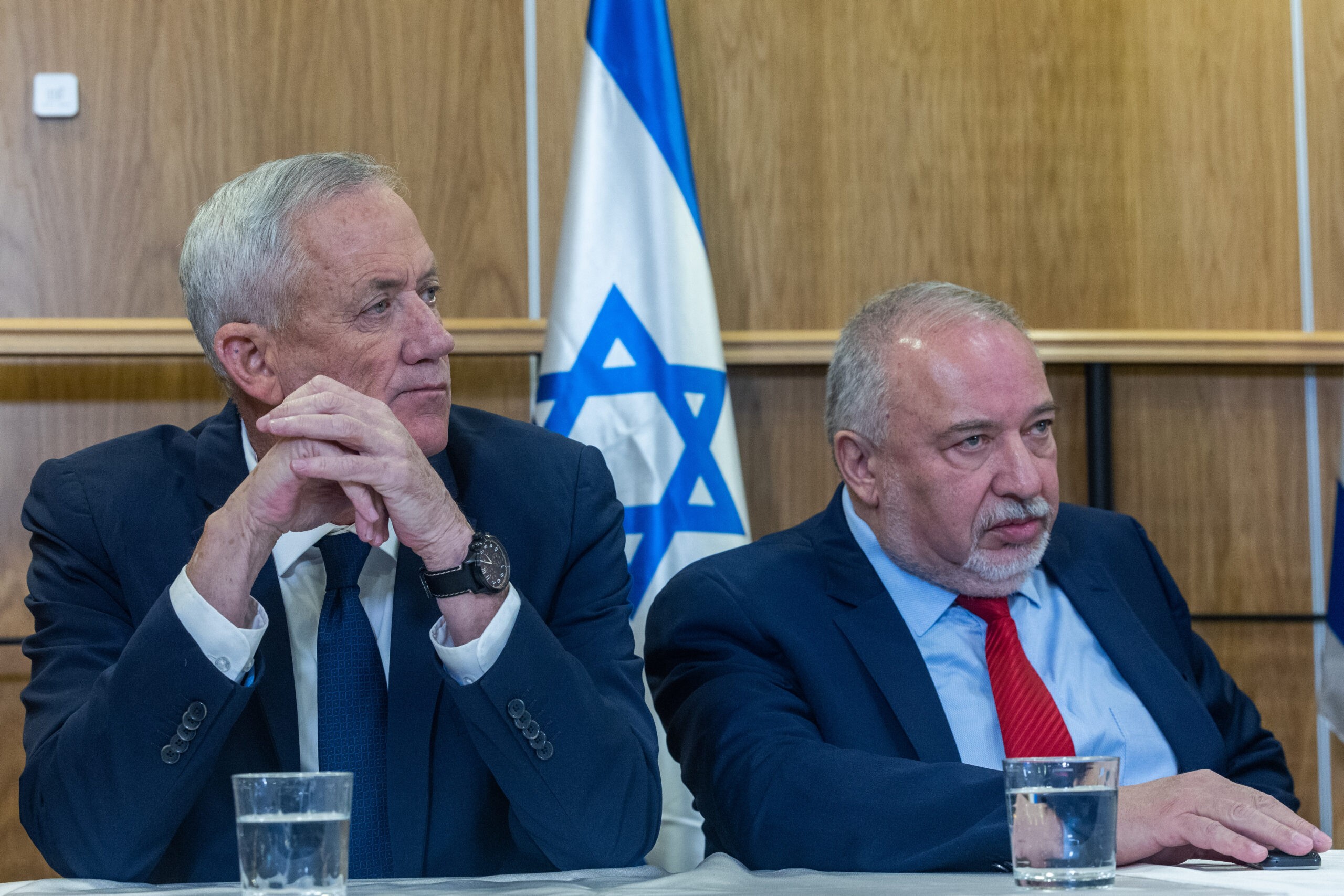 ליברמן נגד גנץ: הפסק לנסות לבנות שבילים לשת"פ עם דרעי וגפני