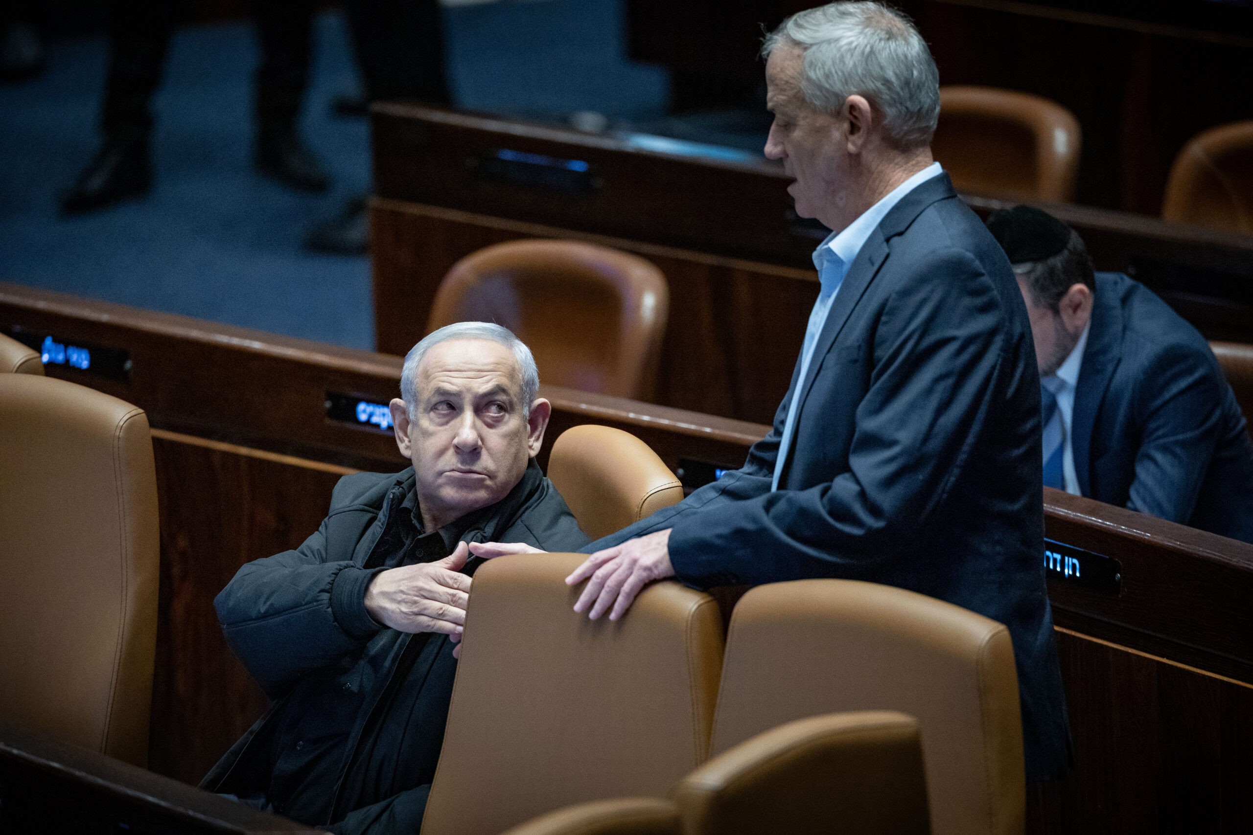 ברקע המשבר הפוליטי: גוש הימין נחלש, נתניהו בפער קטן מעל גנץ