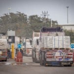 תחקיר צה"ל: מחבלי חמאס ירו בהמון העזתי שבזז את משאיות הסיוע