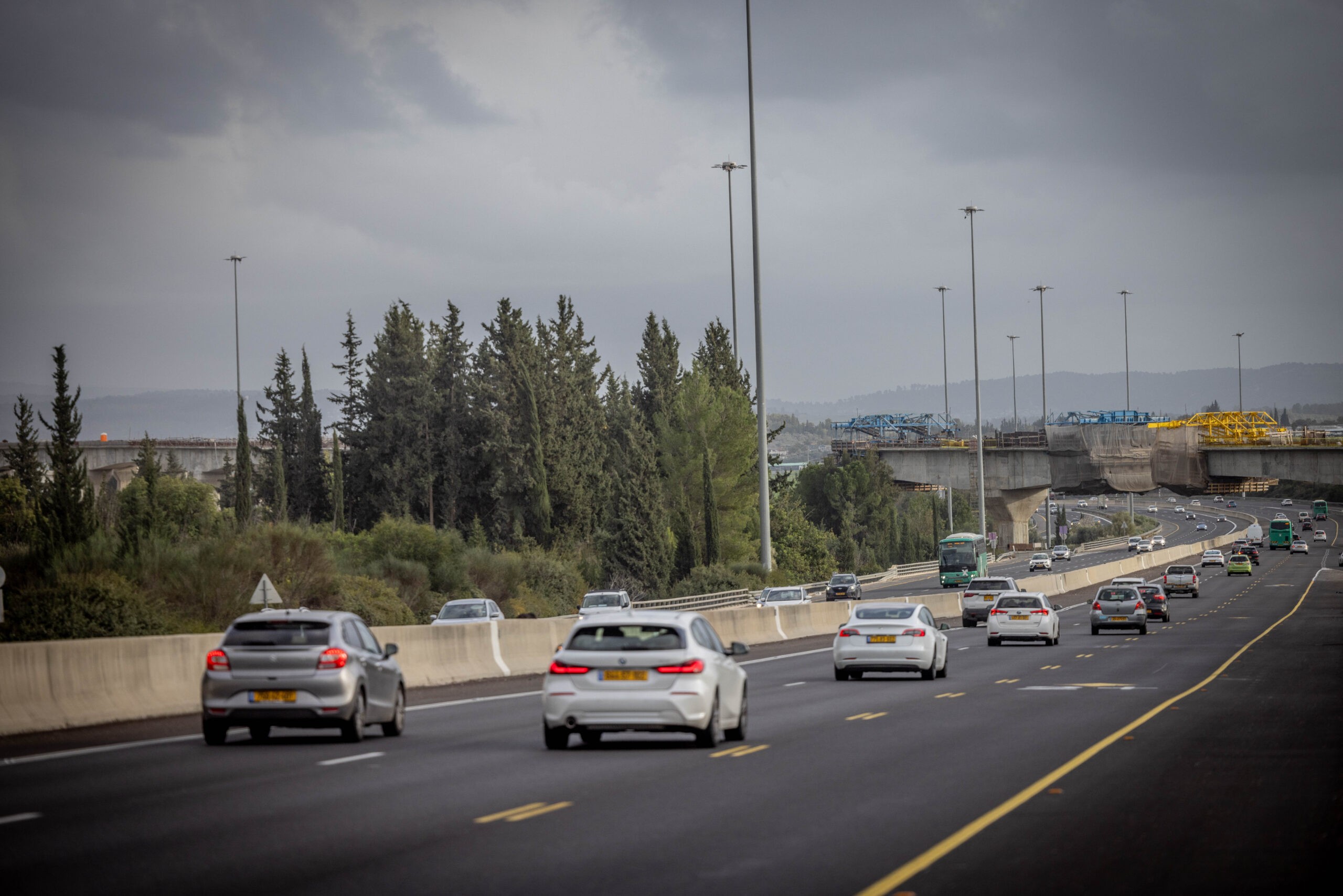 משאית עלתה באש: כביש 1 נחסם חלקית לתנועה לכיוון ירושלים