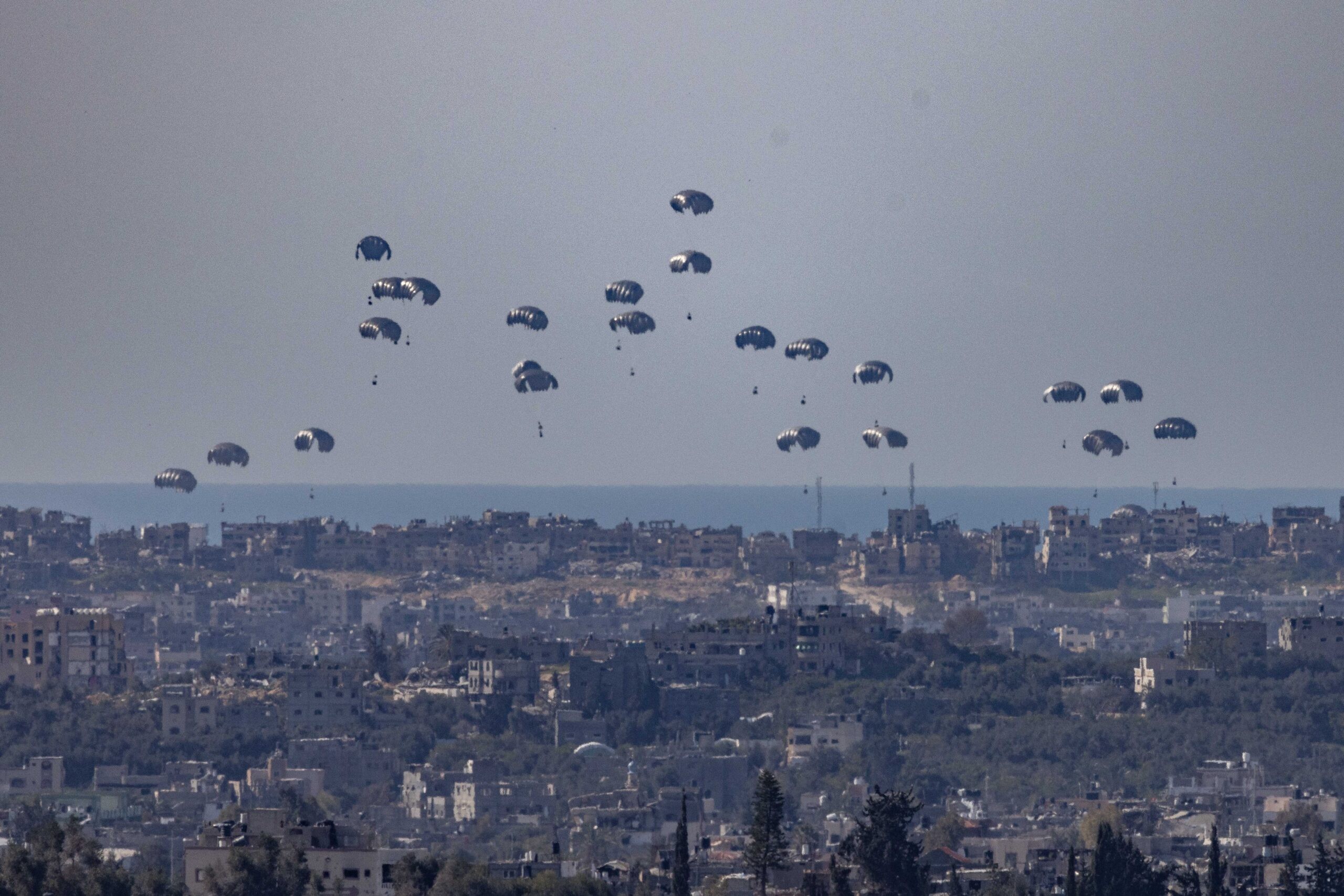 ברקע ניסיון חטיפת החיילים: הצנחת הסיוע ההומניטרי לעזה נמשכת