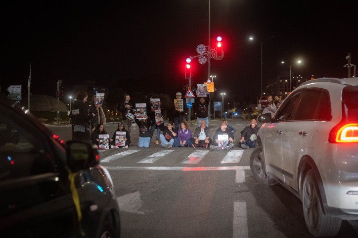 אלימות, אבוקות וחסימת כבישים: הפגנה לא חוקית מול בית רוה"מ