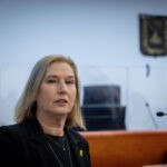 לבני במשפט נתניהו: ישראל היום הוא עבירה על חוק מימון מפלגות