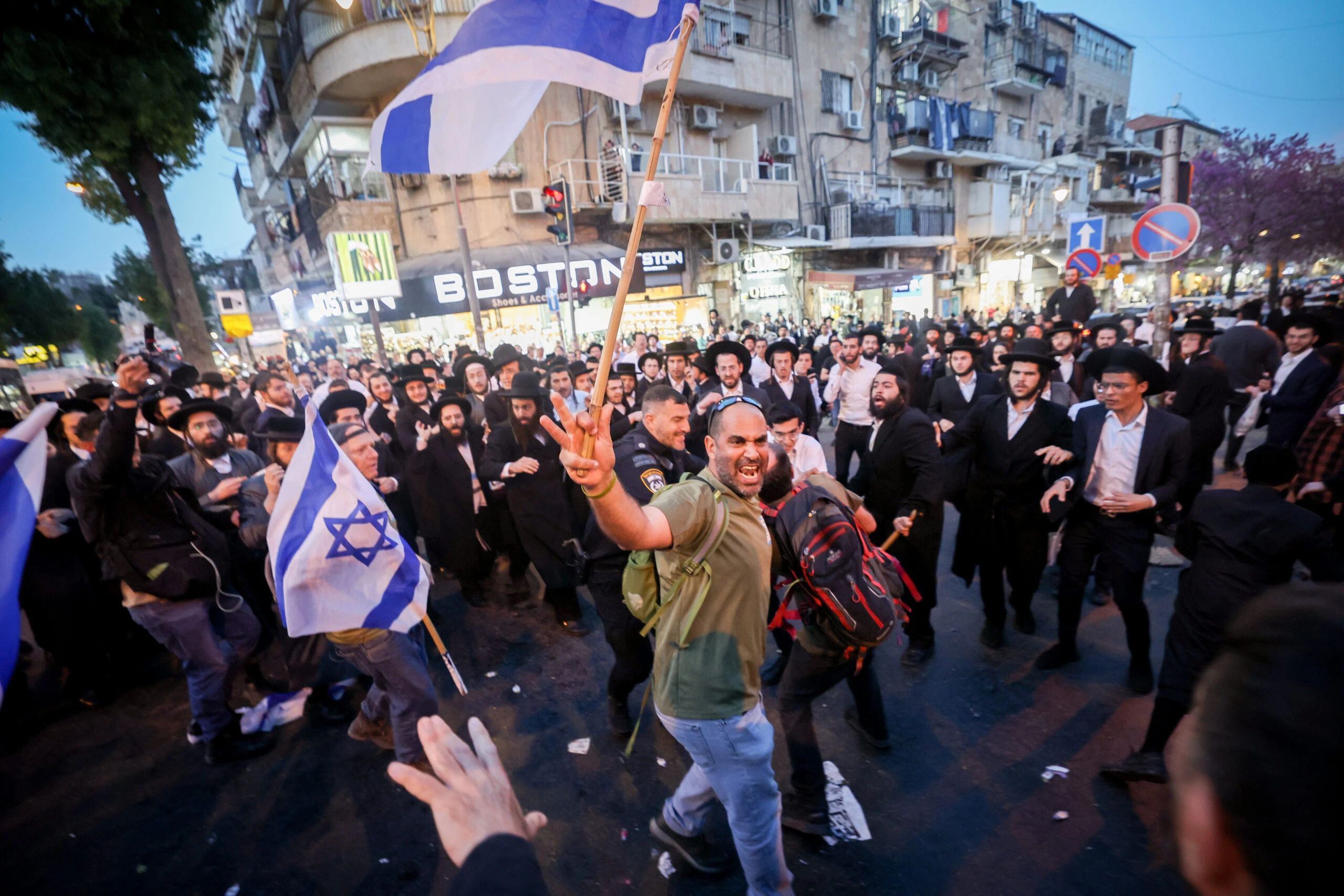 אחים לנשק בהפגנה בעד גיוס חרדים | צילום: פלאש 90