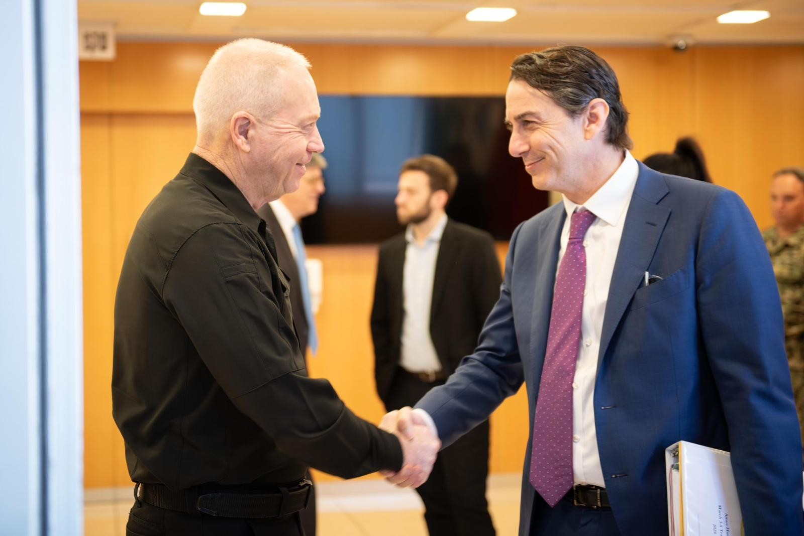 שר הביטחון יואב גלנט עם היועץ של ביידן עמוס הוכשטיין | צילום: שחר יורמן