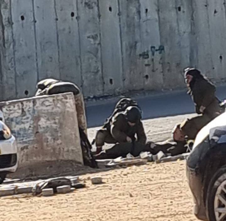 פיגוע דקירה בצומת יצהר: ישראלי נפצע באורח קשה - המחבל חוסל