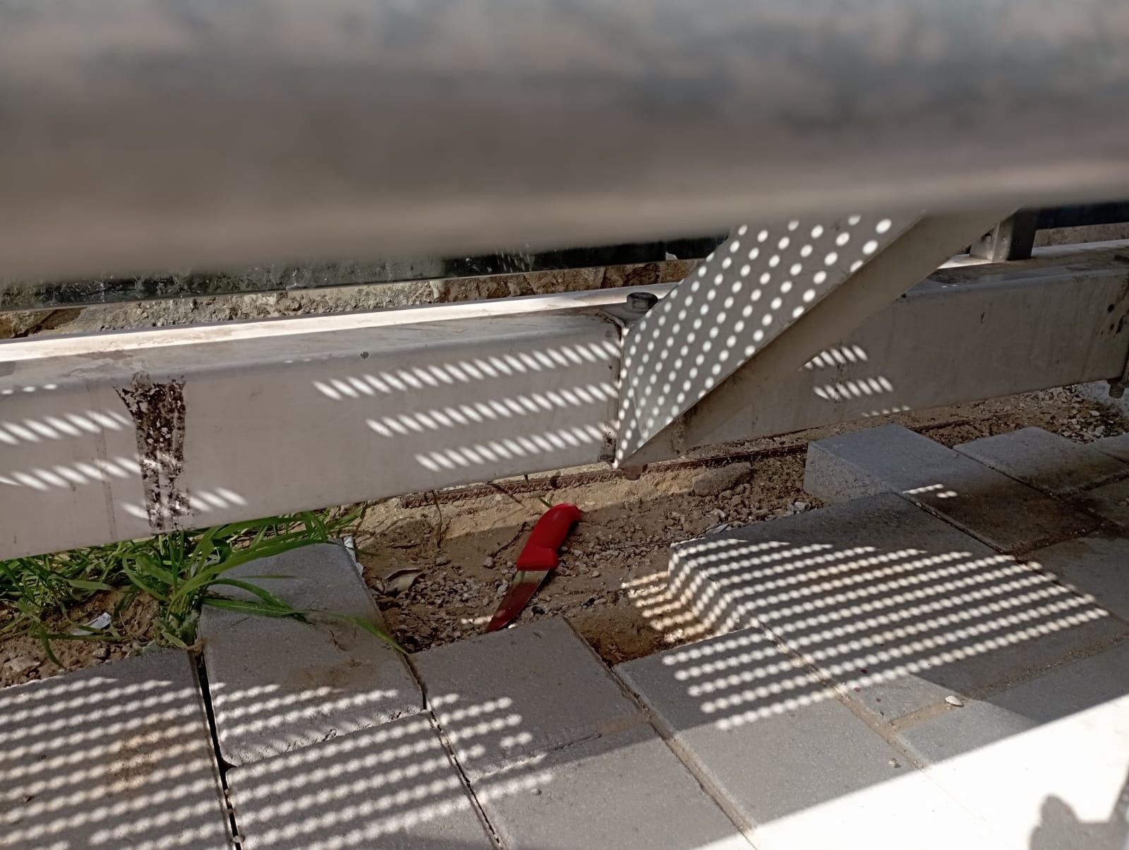 תיעוד הסכין באמצעותה נדקר הפצוע באירוע בירושלים | שימוש לפי סעיף 27 א' לחוק זכויות היוצרים
