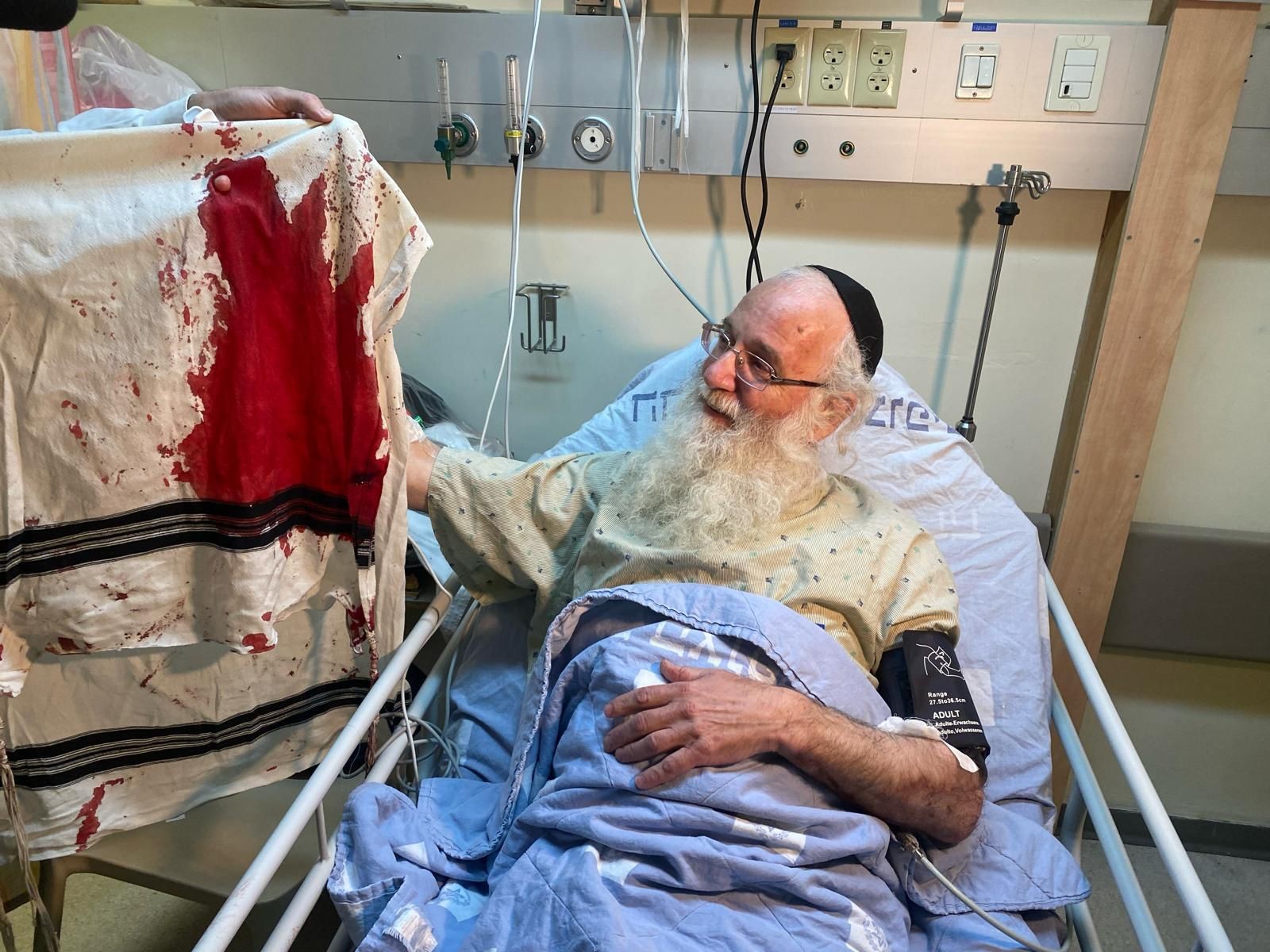 עם ציצית מגואלת בדם: הפצוע משחזר את רגעי הפיגוע | צפו
