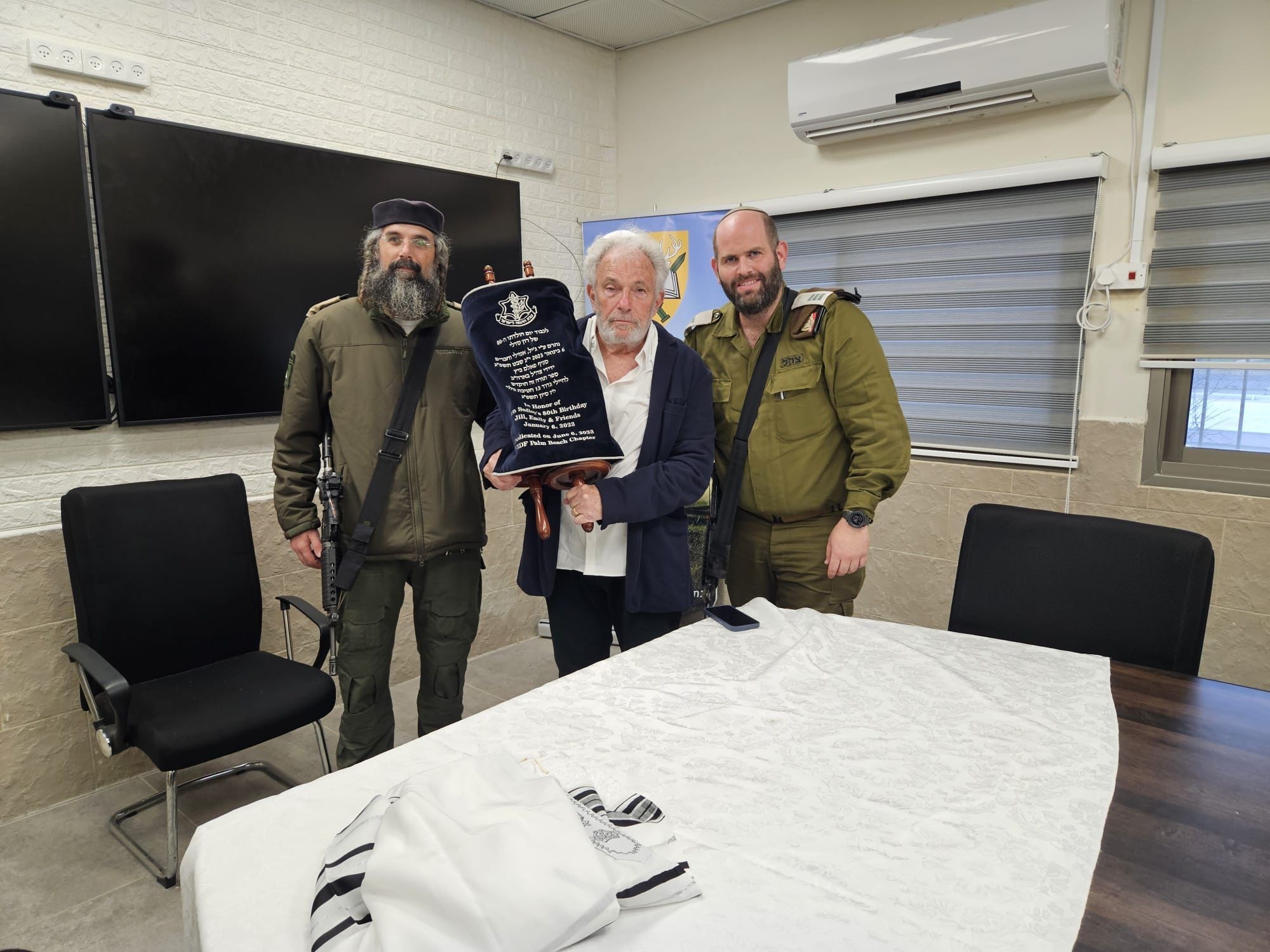 סגירת מעגל: ספר התורה ניצל - והוכנס מחדש למוצב נחל עוז