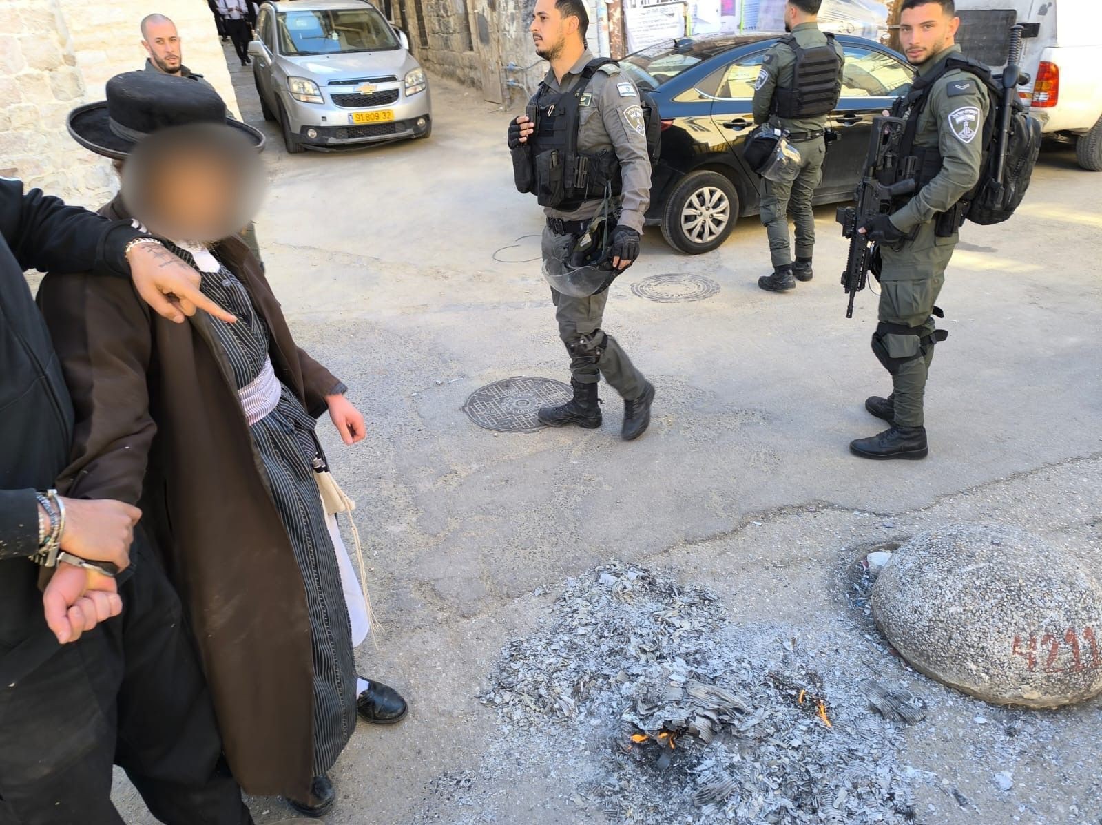דגלי אש"ף וכרזות שנאה: חרדי קיצוני נעצר בהפגנה נגד המדינה