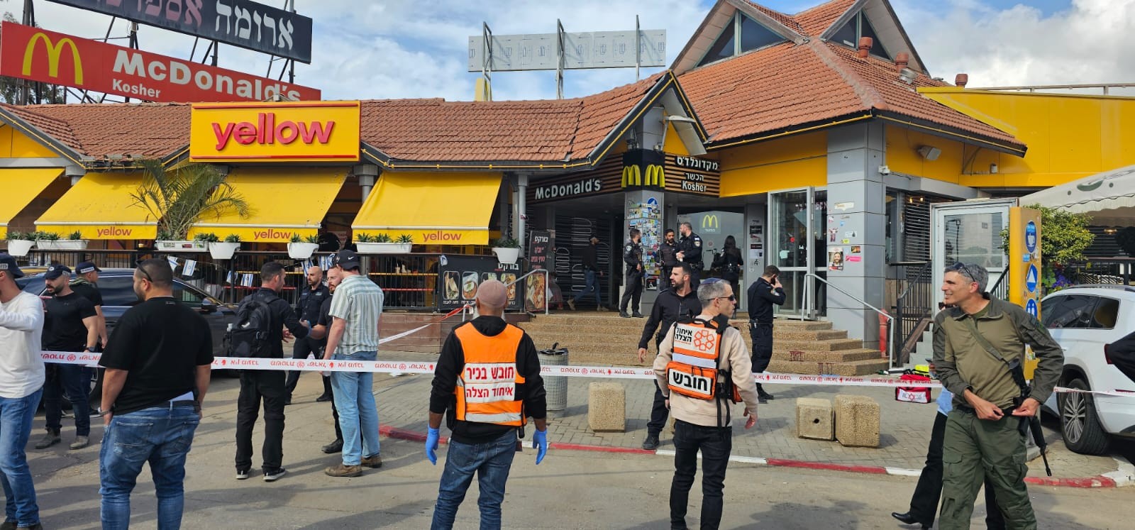 כוחות משטרה גדולים פשטו על ביתו של המחבל ברהט