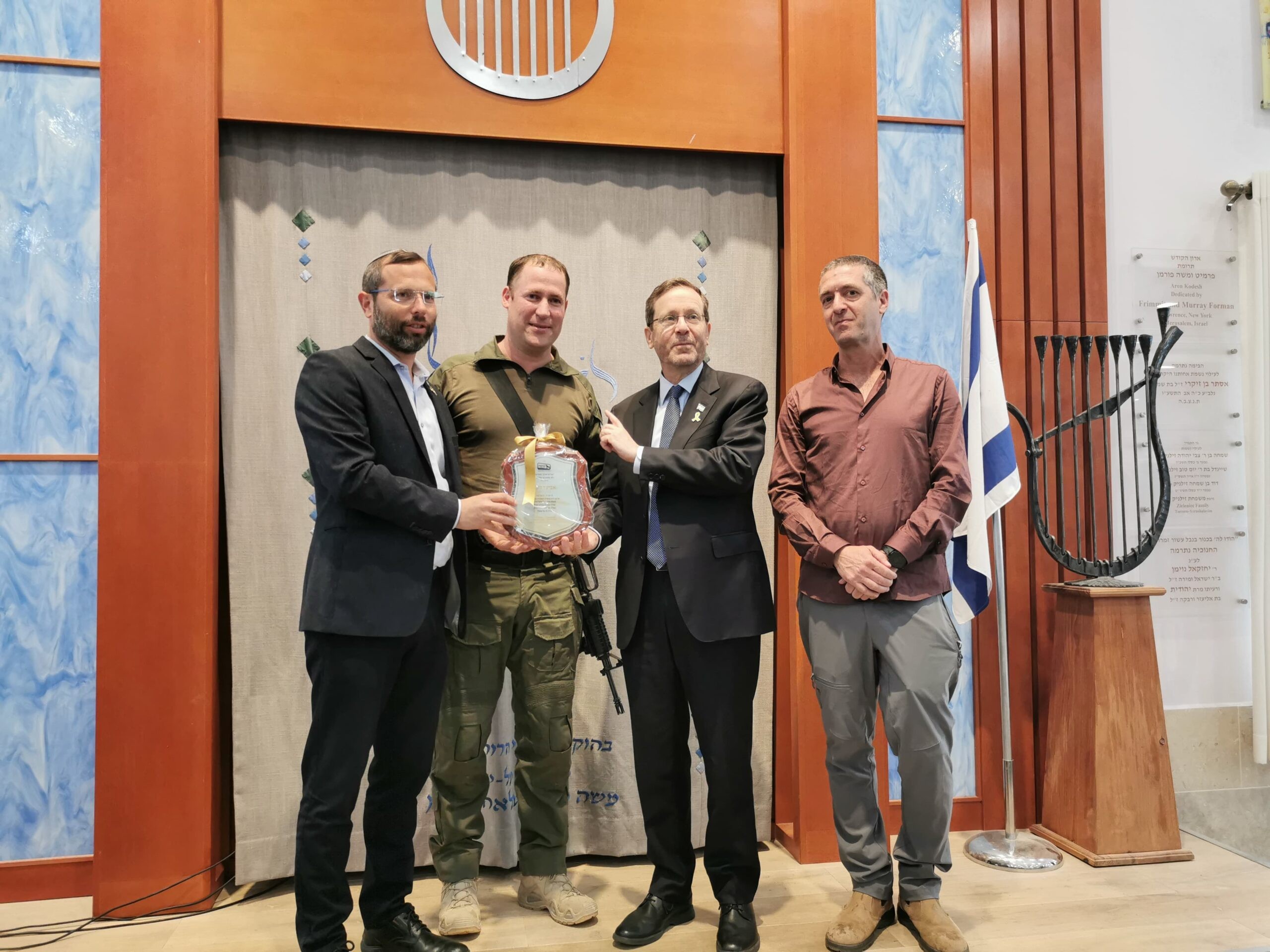 מעמד קבלת תעודת ההוקרה | קרדיט: דוברות בנימין 
