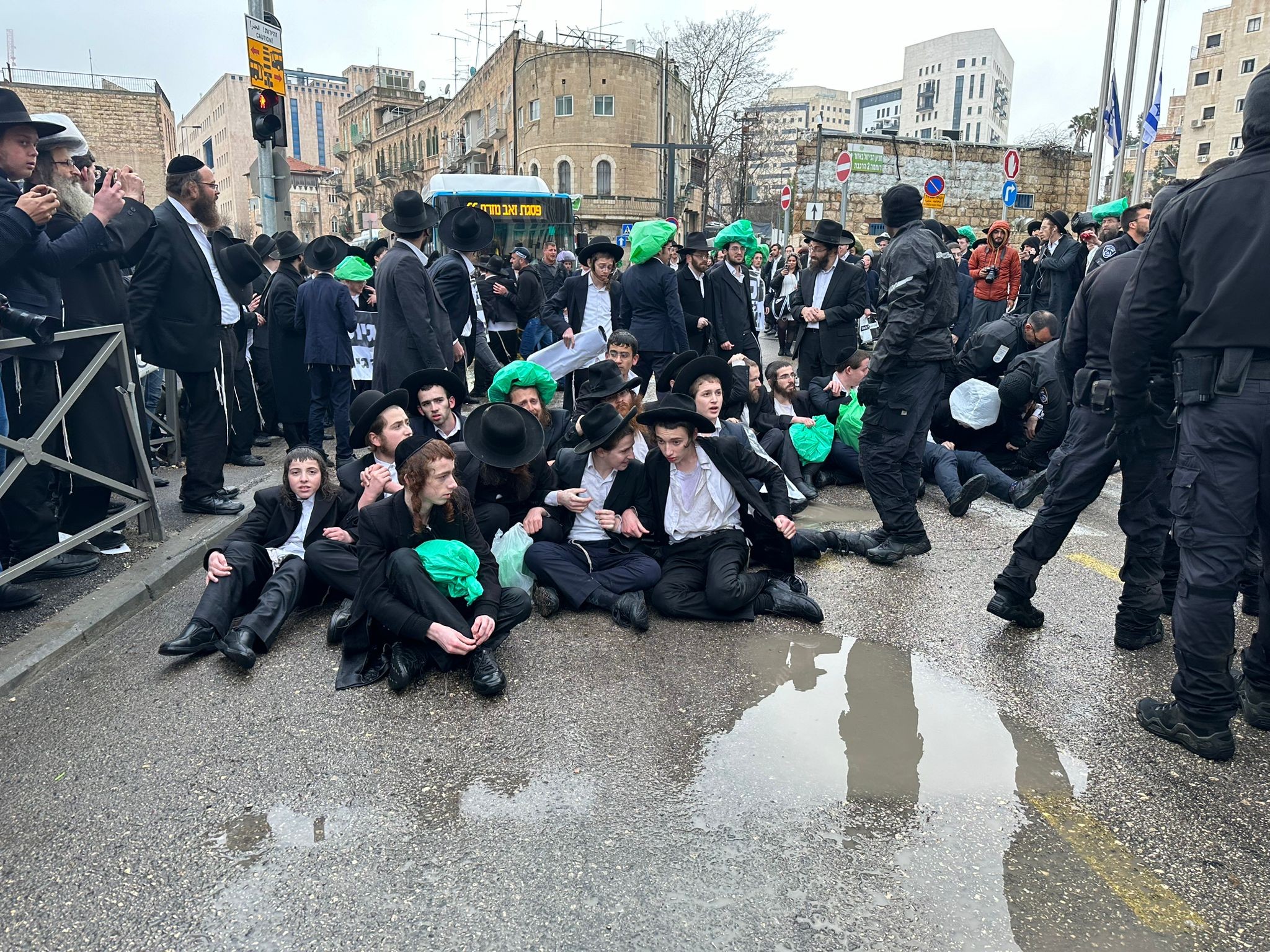 הפגנה נגד הגיוס בכניסה לירושלים | קרדיט: דוברות משטרה 