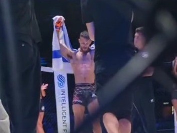 למרות קהל עוין ביציעים: לוחם ה-MMA ניצח והניף את דגל ישראל