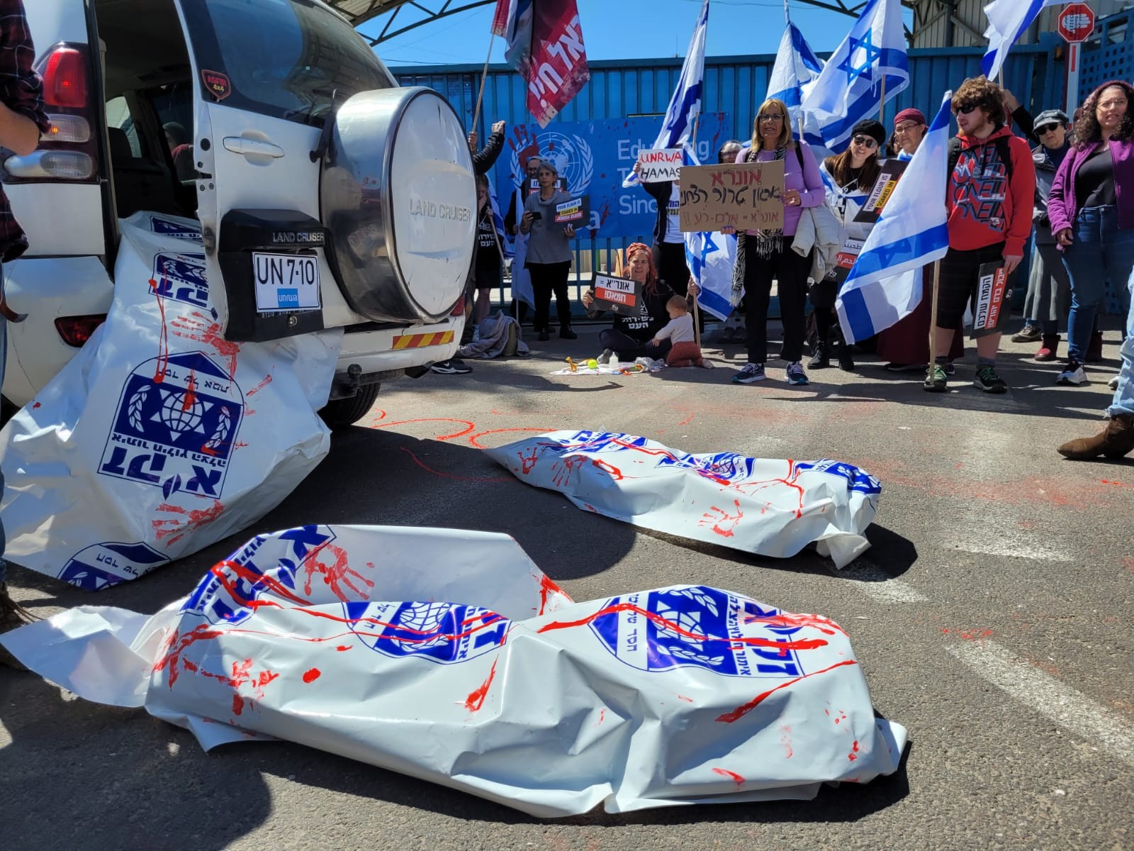 סבתו של החטוף מול משרדי אונר"א: "אתם יודעים איפה הוא"