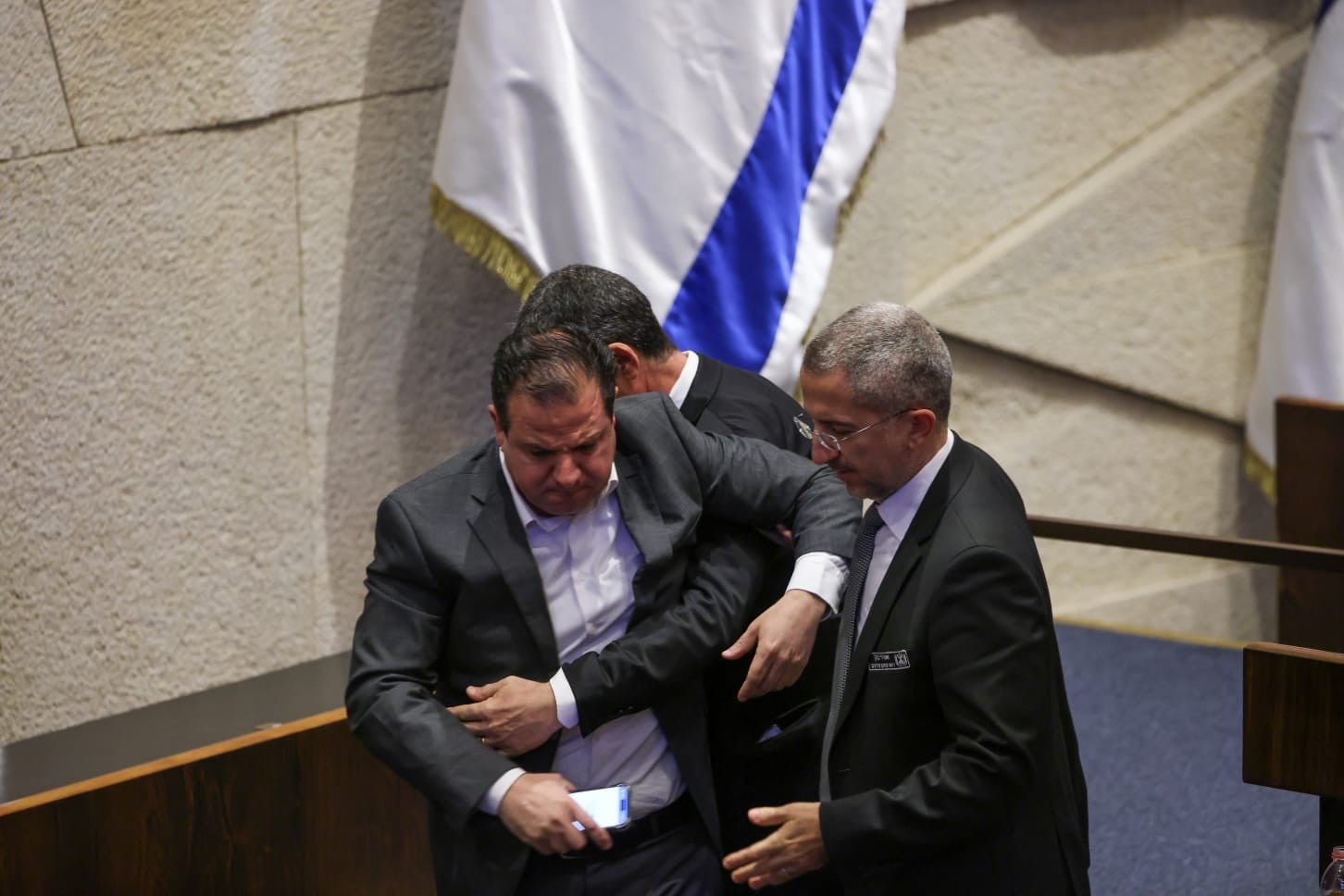 איימן עודה מובל מחוץ למליאה | צילום: נועם מושקוביץ, דוברות הכנסת
