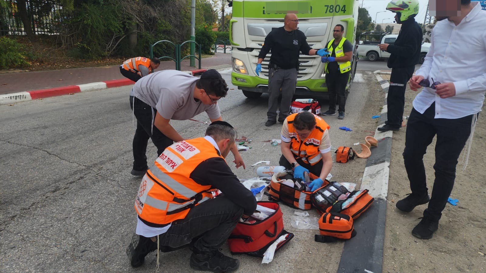"המשאית נעצרה בחריקה": גבר כבן 50 נפצע קשה בתאונת דרכים