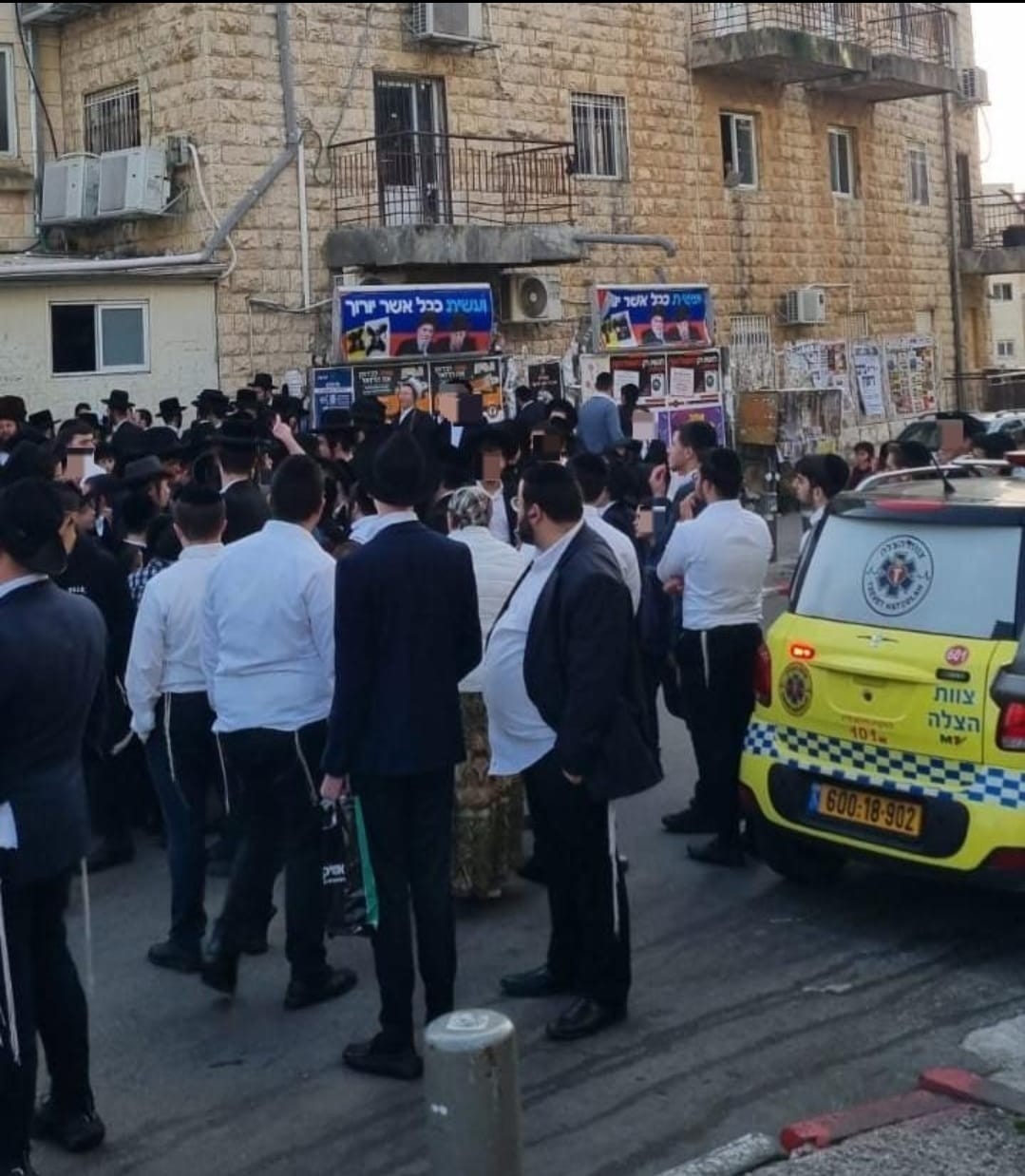 טריבונה קרסה במבנה של חסידות בירושלים, שלושה נפצעו | תיעוד