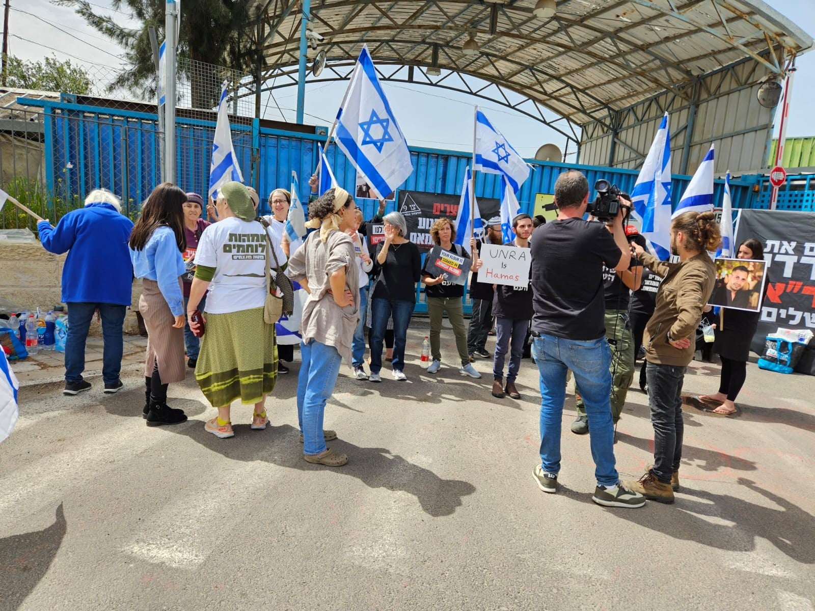 חסימת הכניסה למשרדי אונר"א | קרדיט: דוברות תנועת צו 9 