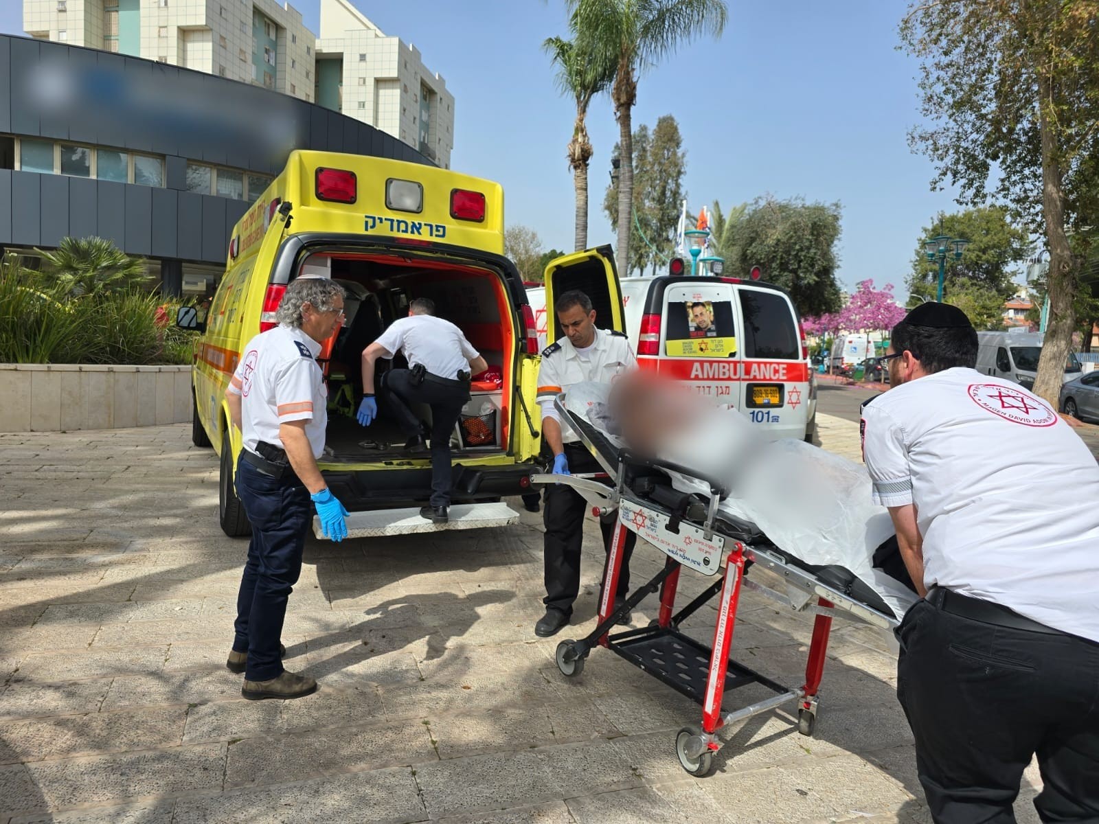 פינוי פצוע מאירוע אלימות בלוד | צילום: תיעוד מבצעי מד"א
