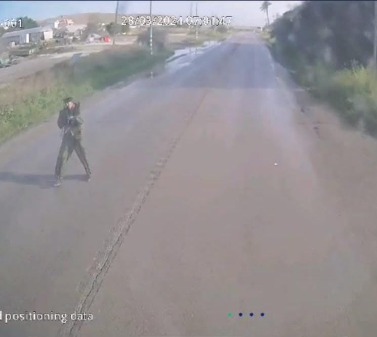 תיעוד: המחבל עמד באמצע הכביש מול אוטובוס התלמידים ופתח בירי