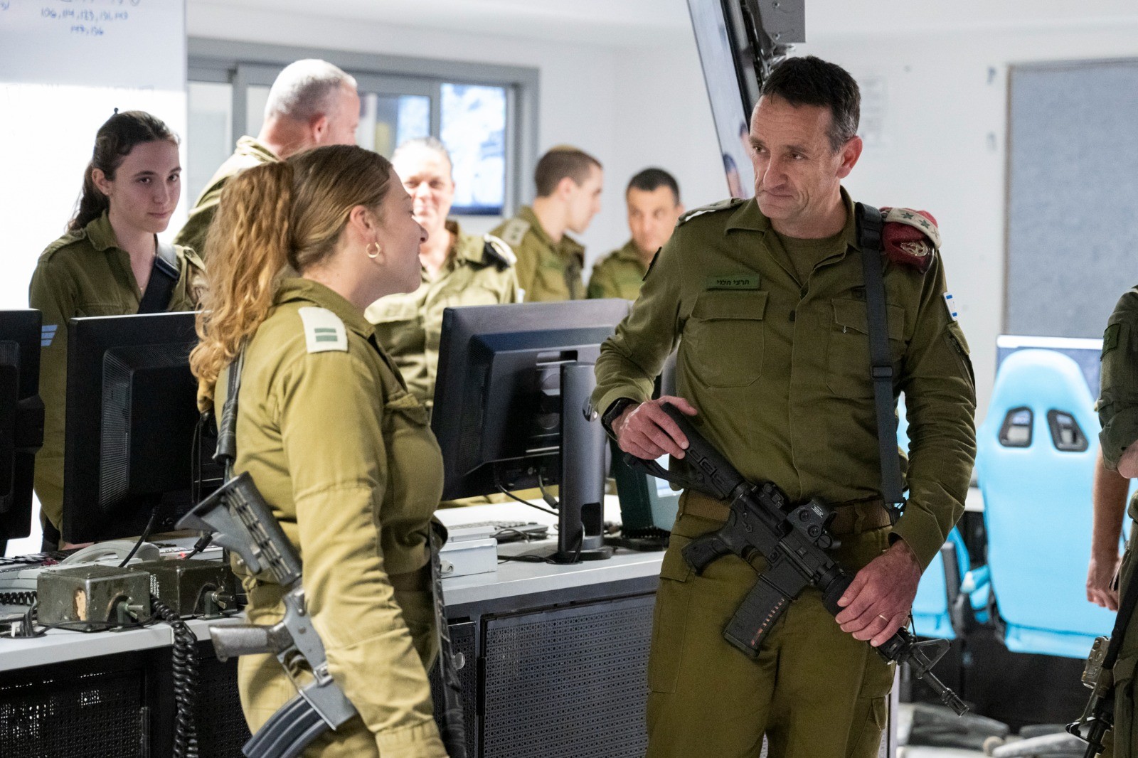 הרמטכ"ל לתצפיתניות בגבול עזה: נתחקר, נלמד ונמשיך חזק קדימה