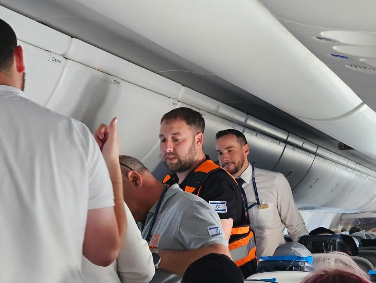 נס מרקיע שחקים: פרמדיק שהיה בטיסה מנע נחיתת חירום