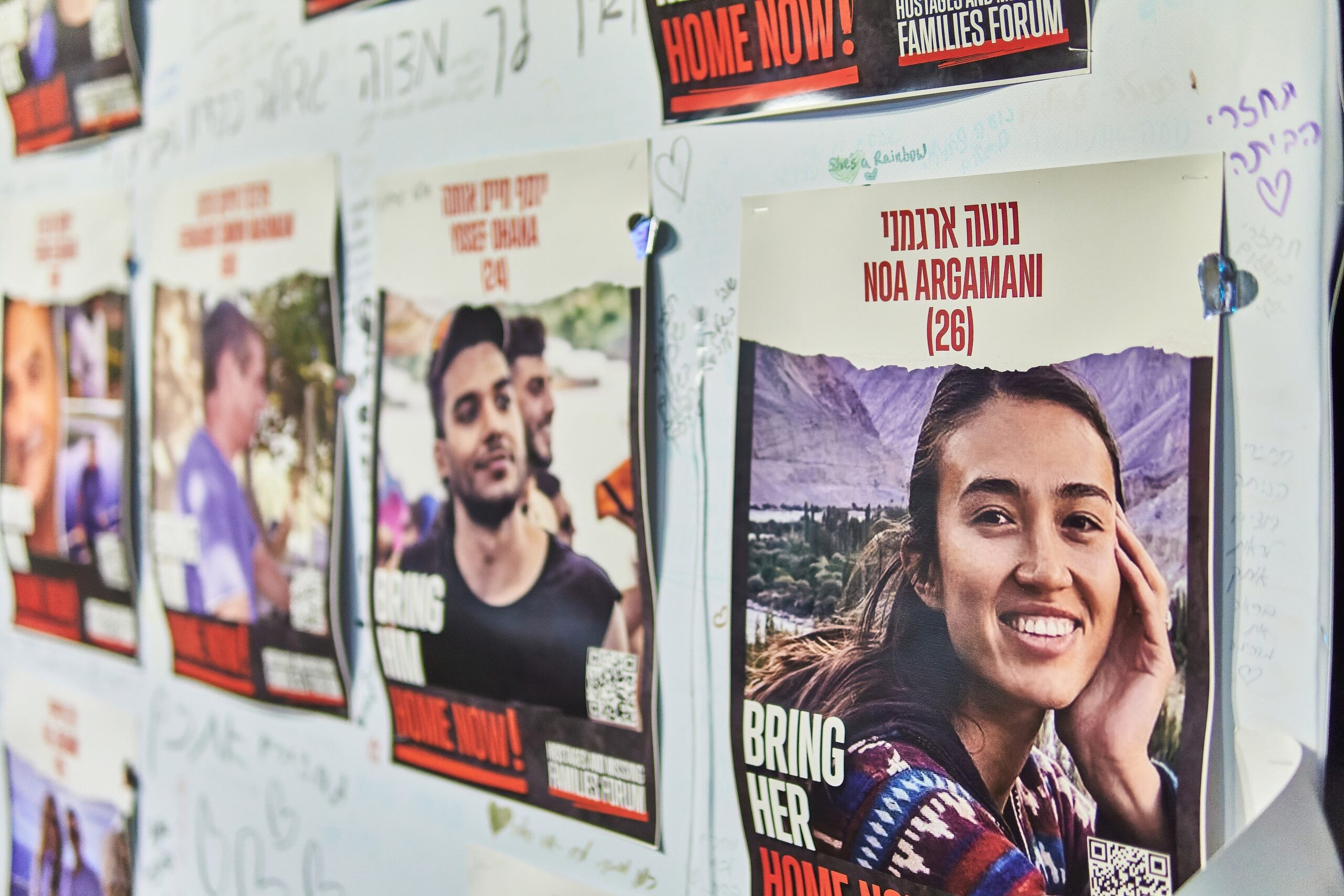 כרזות לשחרור החטופים, ארכיון | צילום: שאטרסטוק