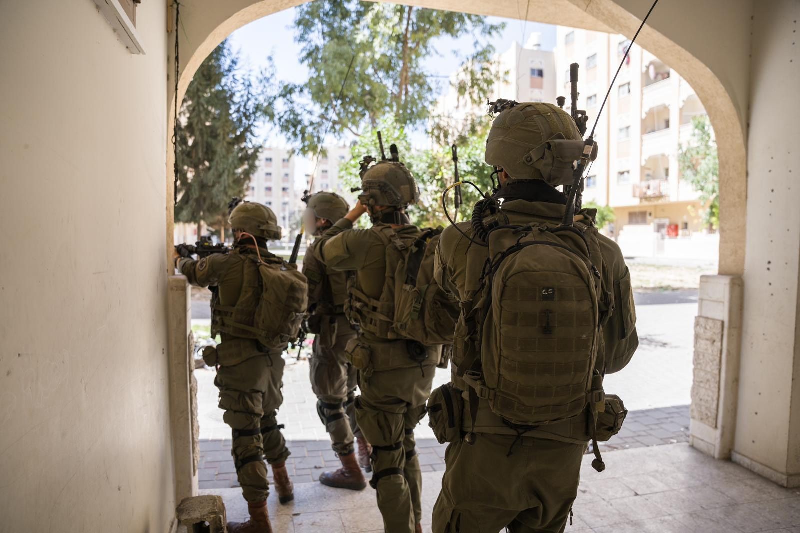 צה"ל פועל בח'אן יונס: עוצרים מחבלים שמוסרים מידע | תיעוד