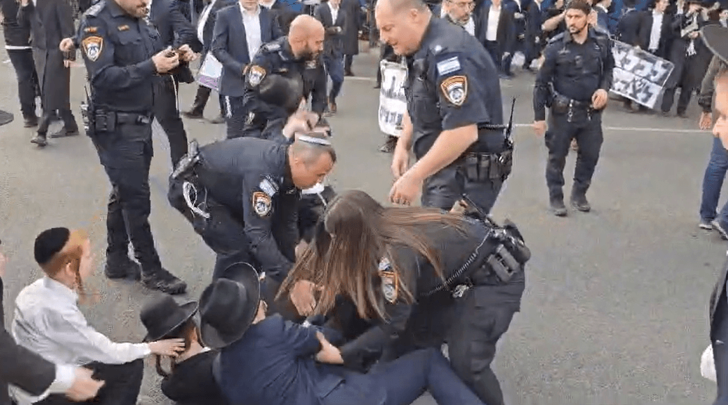 מאות חרדים קיצוניים חוסמים את כביש 4 במחאה נגד חוק הגיוס
