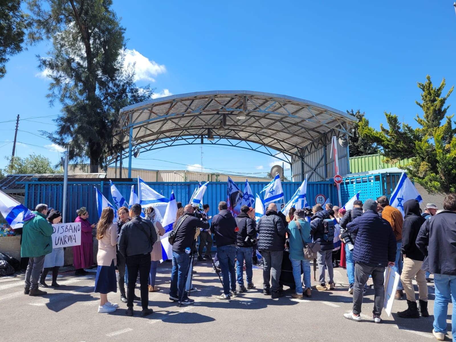 מפגינים חוסמים את משרדי אונר"א |  קרדיט: צו 9