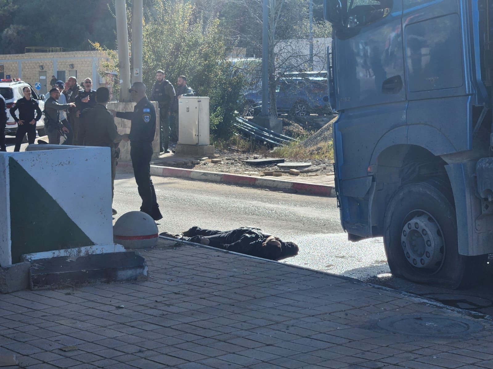 שני פצועים בפיגוע דקירה במחסום המנהרות - המחבל נוטרל