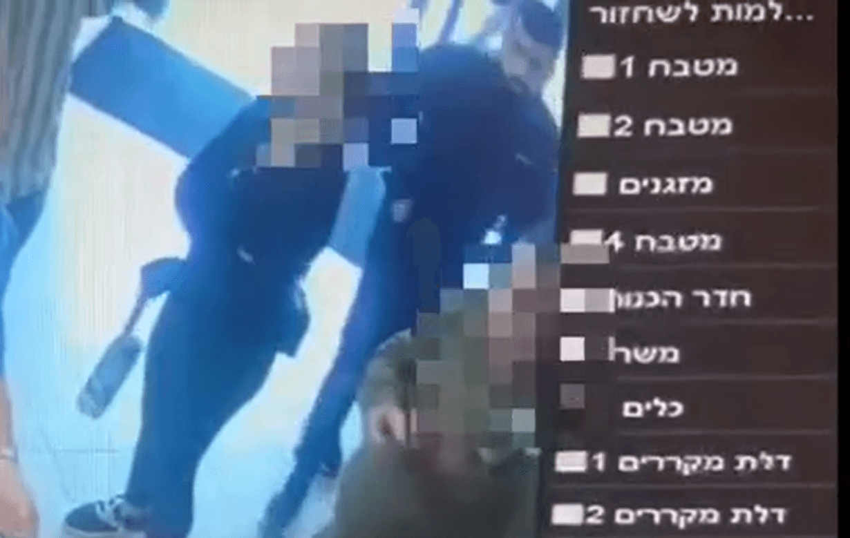 תיעוד קשה של רגע האירוע: המחבל מגיח מאחור ודוקר מספר פעמים