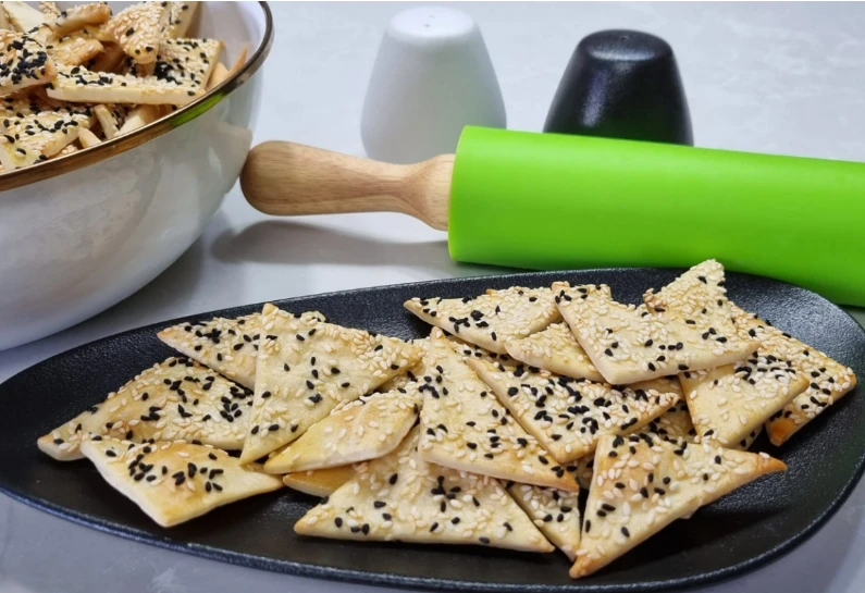 בקלי קלות: מתכון מושלם לקרקרים עם שומשום