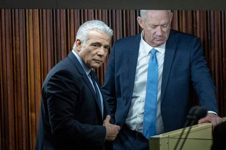 לפיד וגנץ רקחו דיל עם החרדים בניסיון להדיח את נתניהו