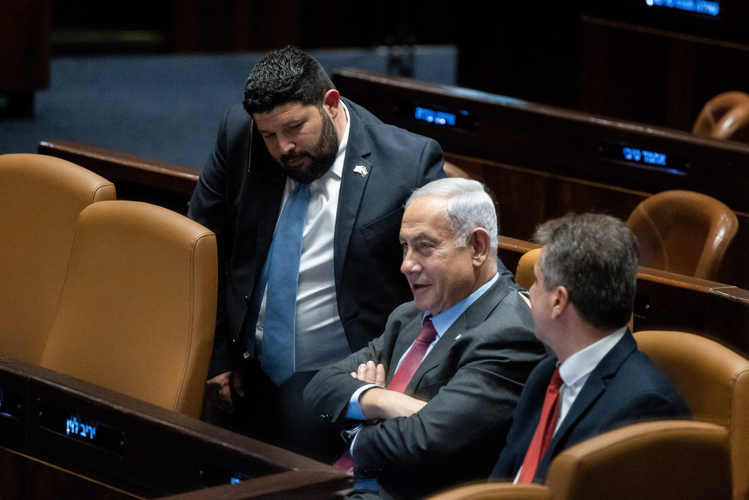 רה"מ נתניהו וח"כ אלמוג כהן | צילום: יונתן סינדל, פלאש 90