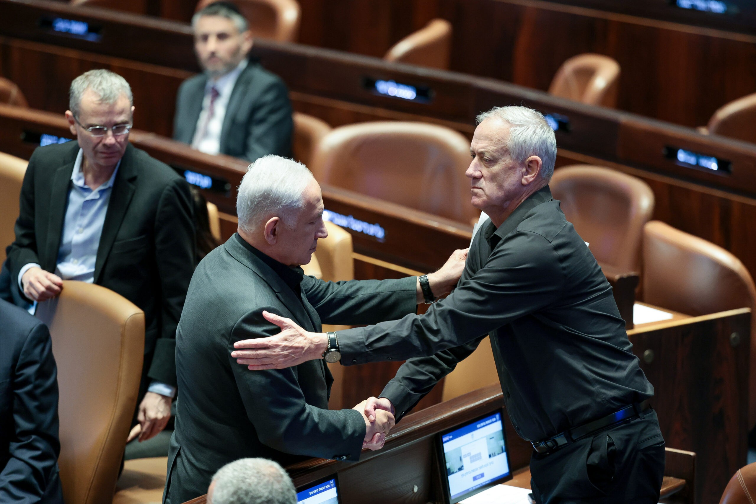מספסלי האופוזיציה: גנץ קורא לממשלה לתקוף תשתיות בלבנון