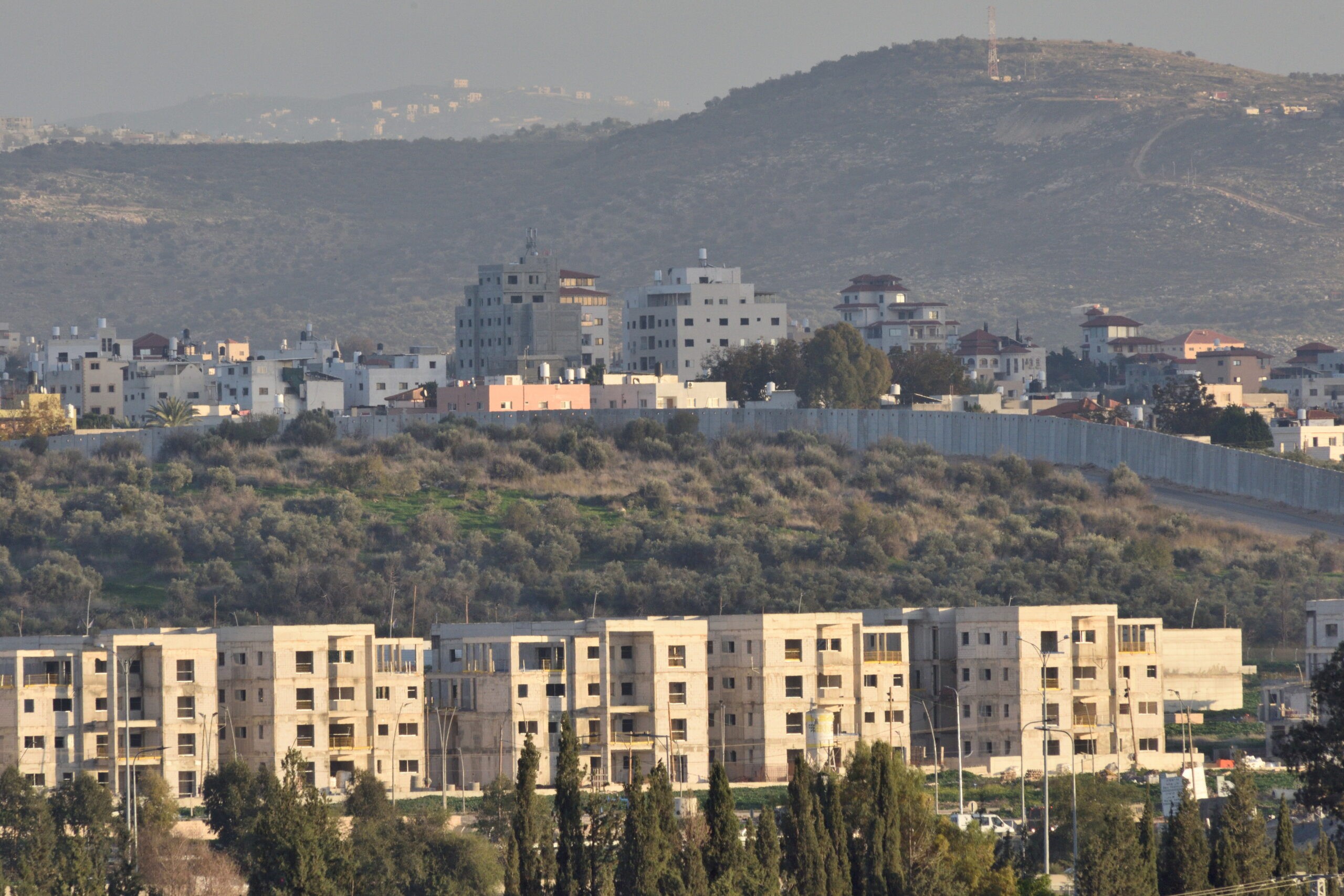 טרור בחסות הרש"פ: מחבלי פת"ח ירו צרורות לעבר בת חפר ותיעדו