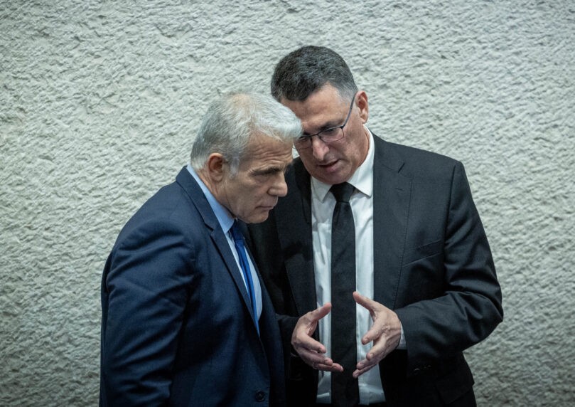 "אין לו מושג": סער ולפיד בעימות חריף על פיצול היועמ"ש