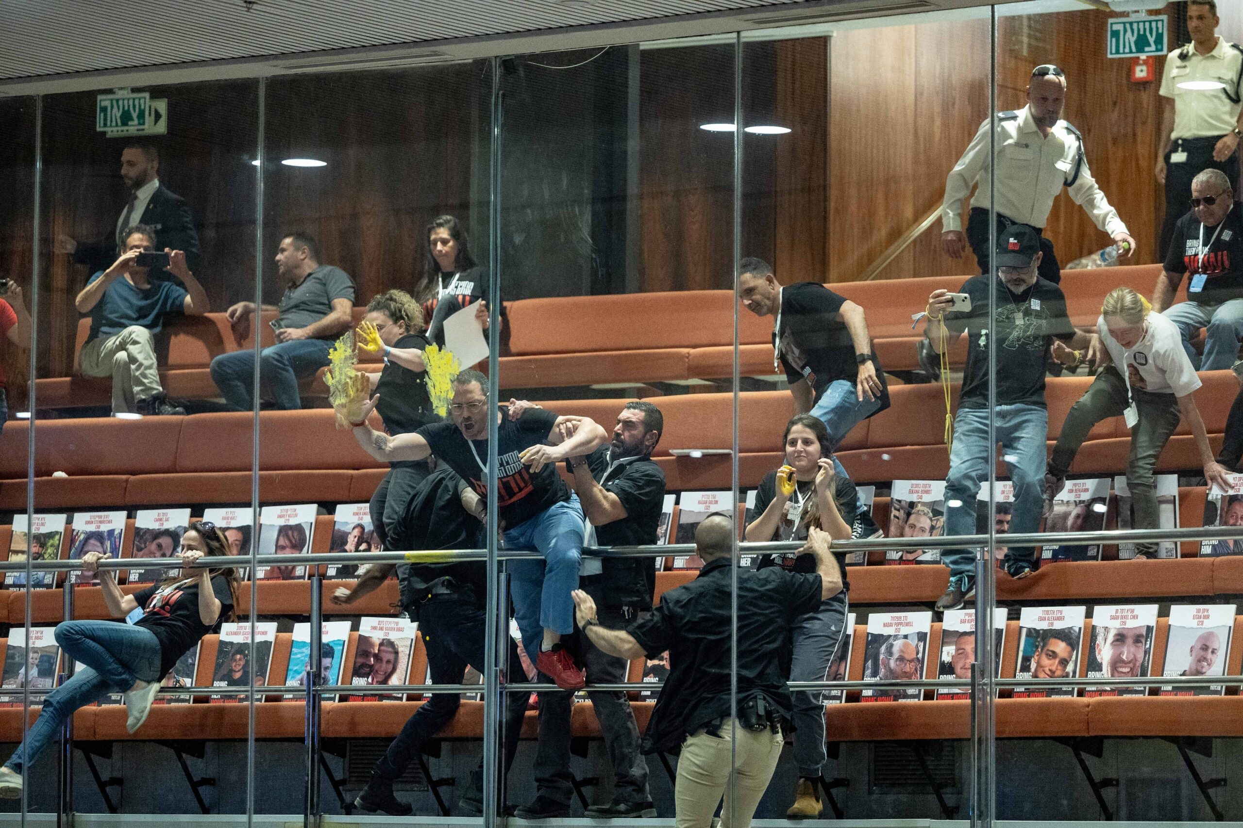 מהומה במליאת הכנסת: משפחות חטופים מרחו צבע ביציע האורחים