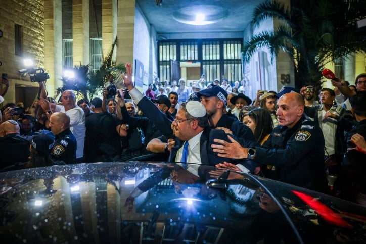 המפגינים גילו שבן גביר נמצא באזור, השר נזקק לליווי משטרתי