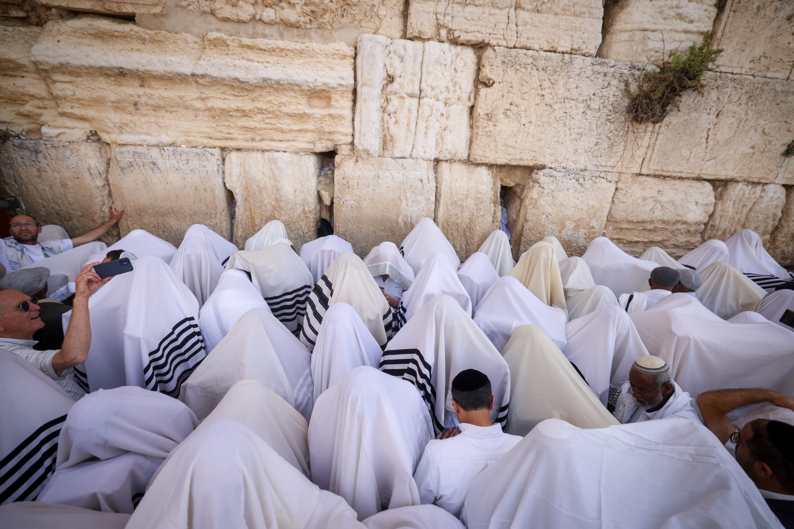 אלפים השתתפו בברכת הכהנים המסורתית בכותל המערבי | צפו